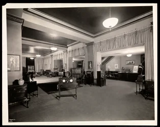 1924年、ニューヨーク、29 West 42nd Street、Aeolian CompanyのVocalion販売室の床に配置されたRadiolas（銀ゼラチンプリント）